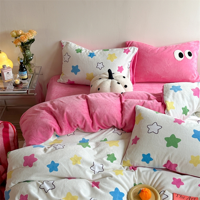 91家纺网 家纺一手货源 找家纺 时年家纺 2023新款牛奶绒印花系列套件 小可爱风格 多彩星星