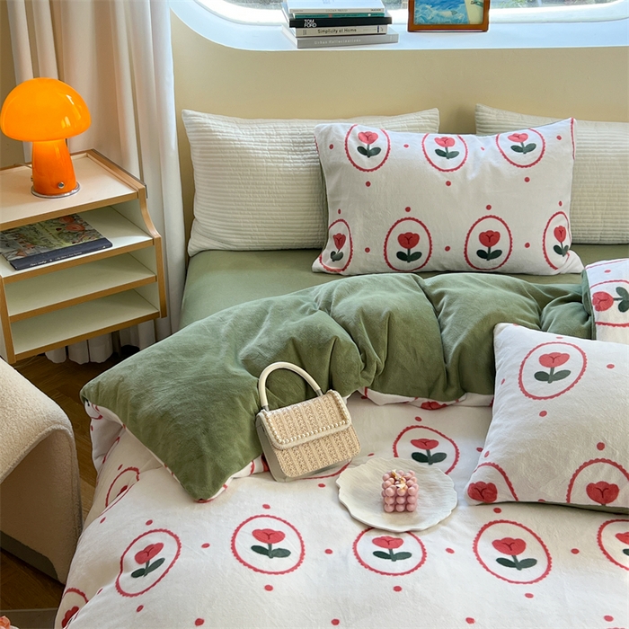 91家纺网 家纺一手货源 找家纺 2023新款牛奶绒印花系列套件 花卉风格 波点小花-白