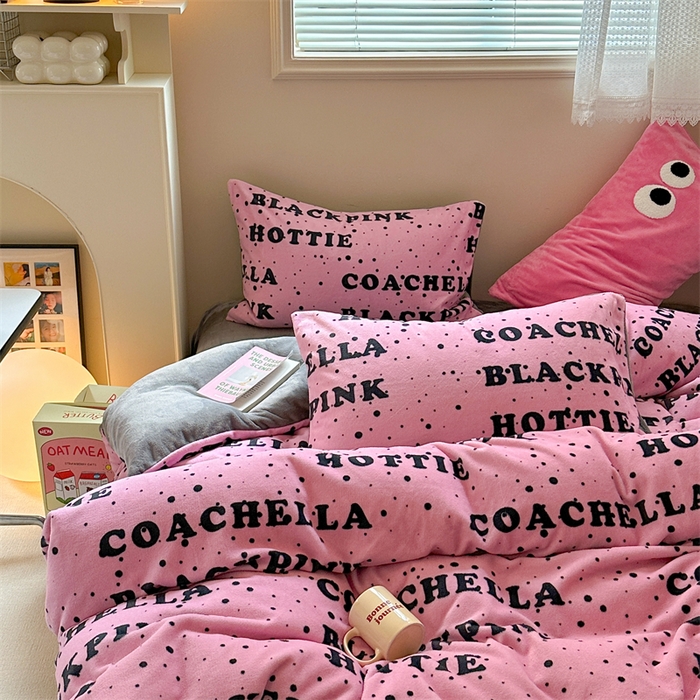 91家纺网 家纺一手货源 找家纺 时年家纺 2023新款牛奶绒印花系列套件 简约风格 甜酷-粉