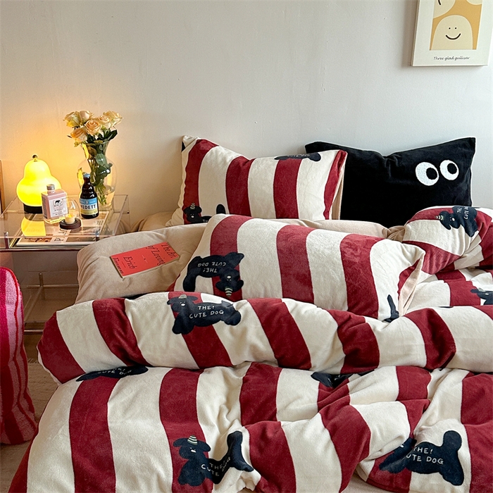 91家纺网 家纺一手货源 找家纺 时年家纺 2023新款牛奶绒印花系列套件 小可爱风格 礼物狗-红