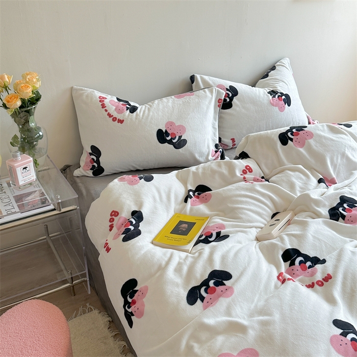 91家纺网 家纺一手货源 找家纺 时年家纺 2023新款牛奶绒印花系列套件 小可爱风格 旺仔