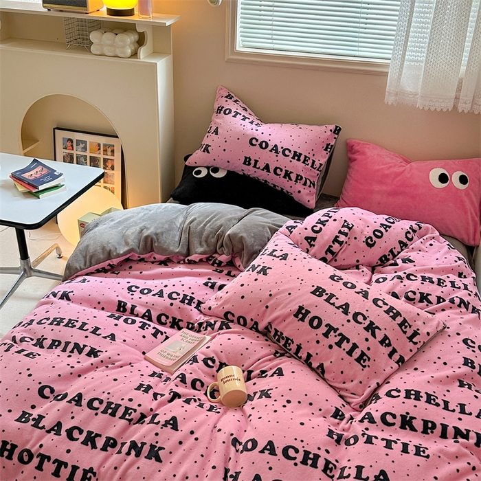 91家纺网 家纺一手货源 找家纺 时年家纺 2023新款牛奶绒印花系列套件 简约风格 甜酷-粉