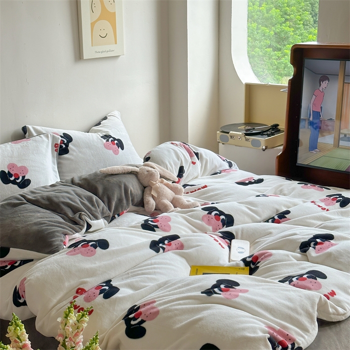 91家纺网 家纺一手货源 找家纺 时年家纺 2023新款牛奶绒印花系列套件 小可爱风格 旺仔