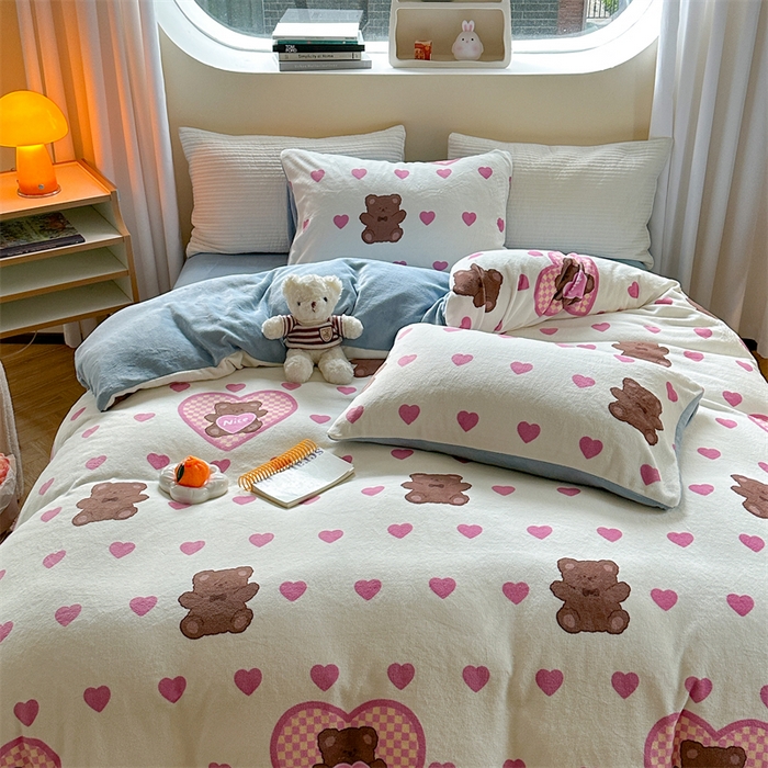 91家纺网 家纺一手货源 找家纺 2023新款牛奶绒印花系列套件 花卉风格 奶思小熊