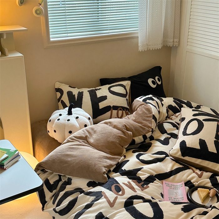 91家纺网 家纺一手货源 找家纺 时年家纺 2023新款牛奶绒印花系列套件 简约风格 爱恋-咖