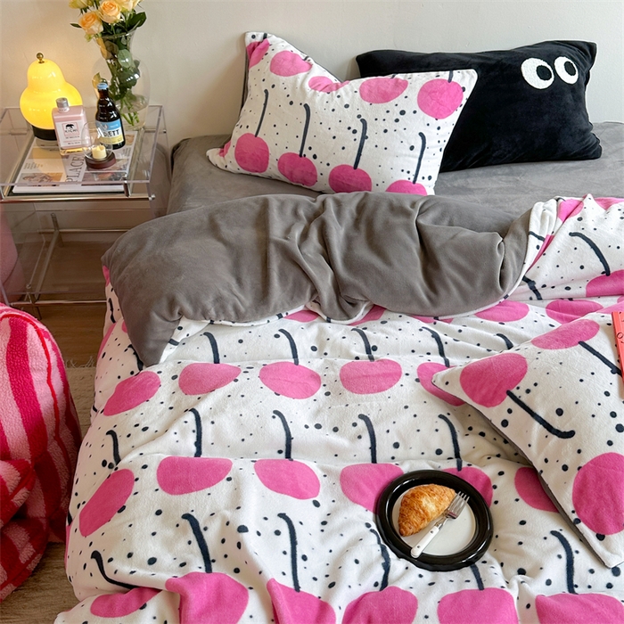 91家纺网 家纺一手货源 找家纺 时年家纺 2023新款牛奶绒印花系列套件 小可爱风格 樱桃果