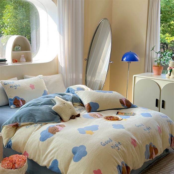 91家纺网 家纺一手货源 找家纺 2023新款牛奶绒印花系列套件 花卉风格 云朵小熊