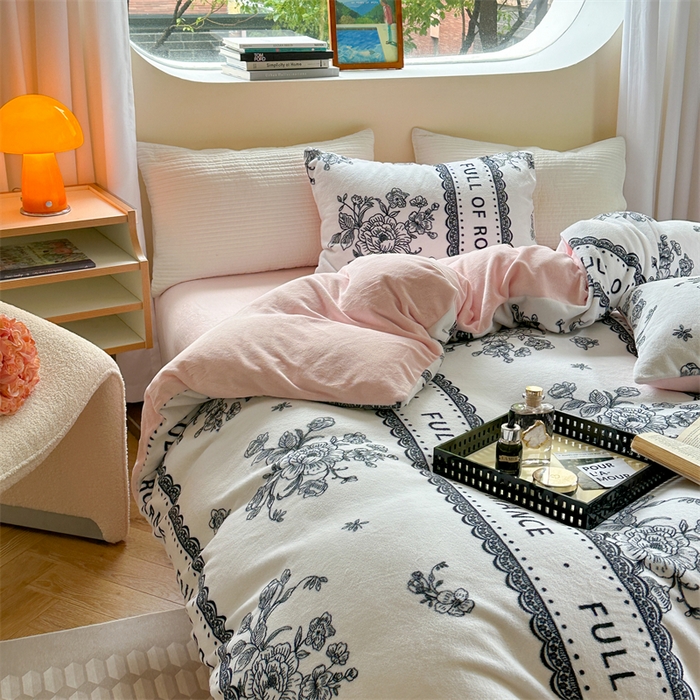 91家纺网 家纺一手货源 找家纺 2023新款牛奶绒印花系列套件 花卉风格 罗曼