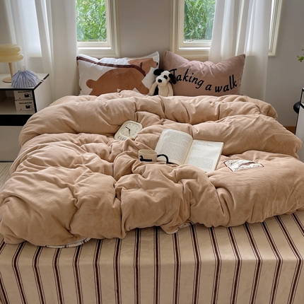 91家纺网 家纺一手货源 找家纺 （总）桃喜 2024新款牛奶绒卡通数码印花绣标四件套