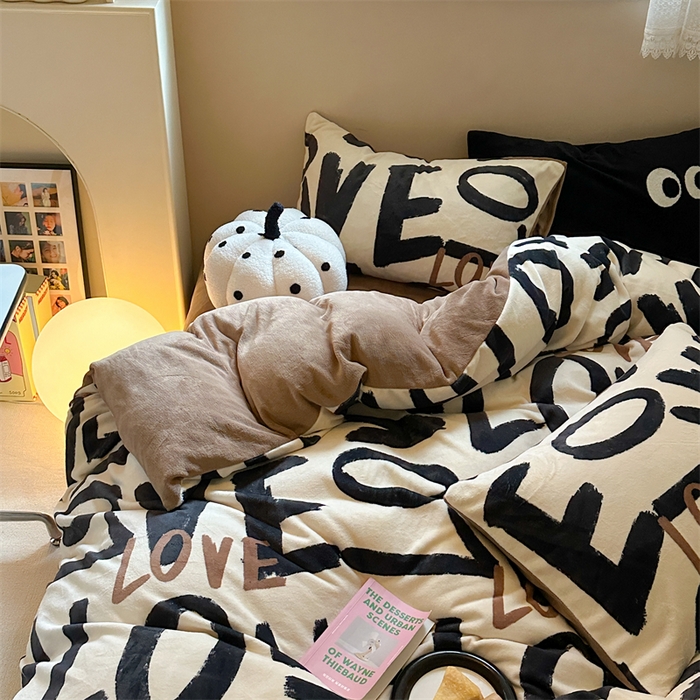 91家纺网 家纺一手货源 找家纺 时年家纺 2023新款牛奶绒印花系列套件 简约风格 爱恋-咖