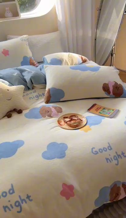 91家纺网 家纺一手货源 找家纺 2023新款牛奶绒印花系列套件 花卉风格 云朵小熊