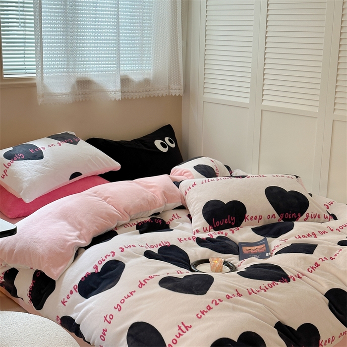 91家纺网 家纺一手货源 找家纺 时年家纺 2023新款牛奶绒印花系列套件 简约风格 桃心