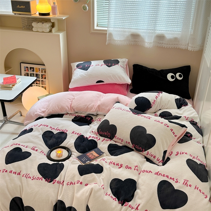 91家纺网 家纺一手货源 找家纺 时年家纺 2023新款牛奶绒印花系列套件 简约风格 桃心