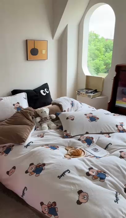 91家纺网 家纺一手货源 找家纺 时年家纺 2023新款牛奶绒印花系列套件 小可爱风格 背包小熊