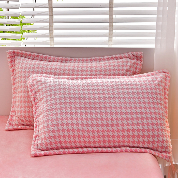 91家纺网 家纺一手货源 找家纺 畅畅家纺 2024新款高克重8斤加厚牛奶绒6D雕花绒印花水晶绒金貂绒法莱绒四件套 千鸟格-粉