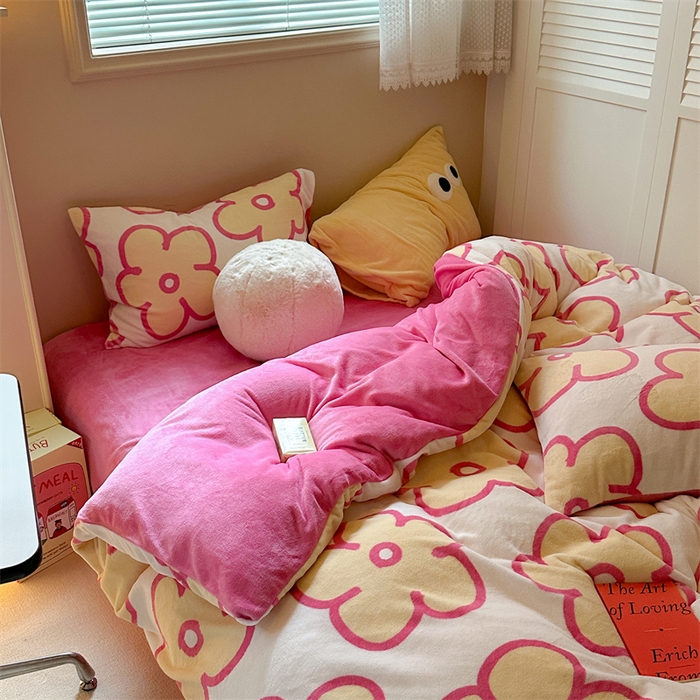 91家纺网 家纺一手货源 找家纺 时年家纺 2023新款牛奶绒印花系列套件 简约风格 露娜-粉