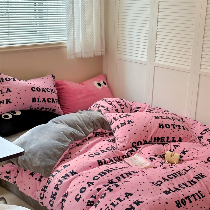 91家纺网 家纺一手货源 找家纺 时年家纺 2023新款牛奶绒印花系列套件 简约风格 甜酷-粉