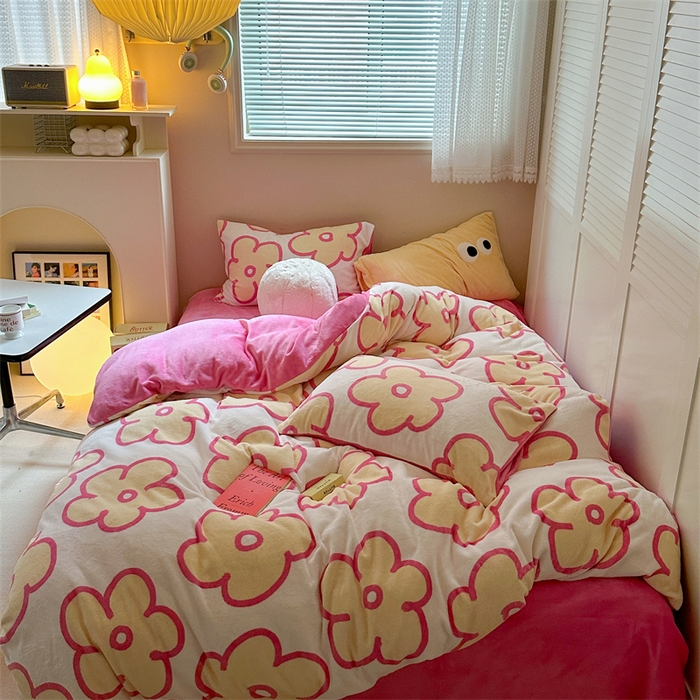 91家纺网 家纺一手货源 找家纺 时年家纺 2023新款牛奶绒印花系列套件 简约风格 露娜-粉