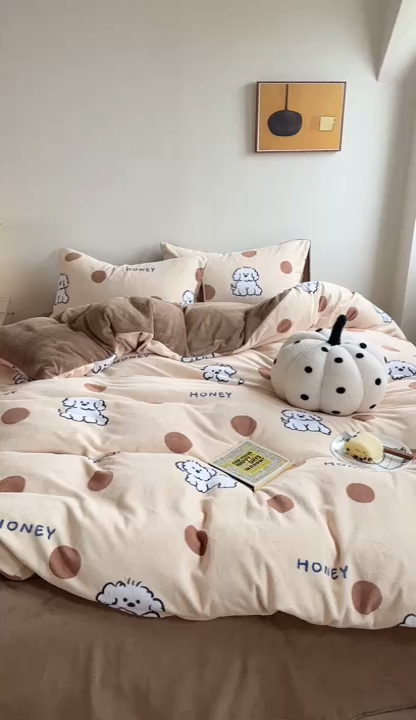 91家纺网 家纺一手货源 找家纺 时年家纺 2023新款牛奶绒印花系列套件 小可爱风格 马尔济斯-咖