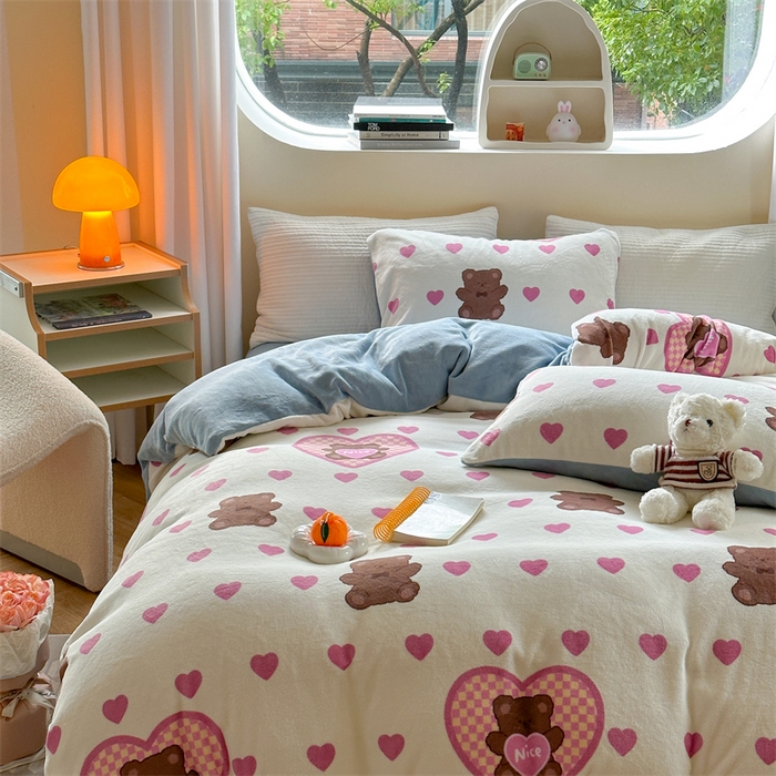 91家纺网 家纺一手货源 找家纺 2023新款牛奶绒印花系列套件 花卉风格 奶思小熊