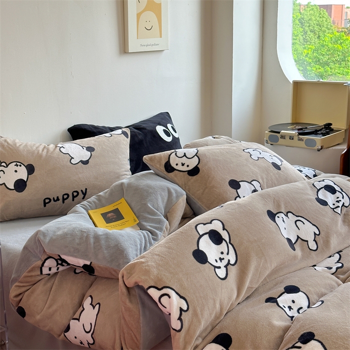 91家纺网 家纺一手货源 找家纺 时年家纺 2023新款牛奶绒印花系列套件 小可爱风格 宠物