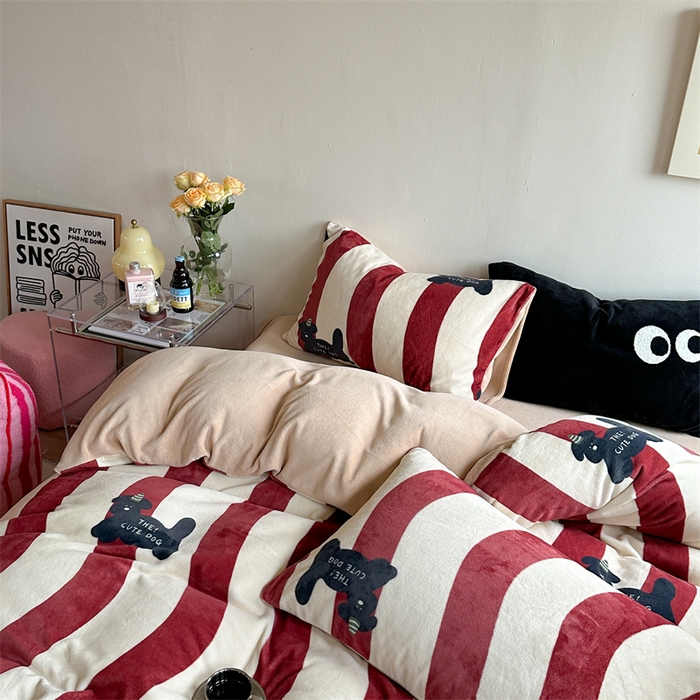 91家纺网 家纺一手货源 找家纺 时年家纺 2023新款牛奶绒印花系列套件 小可爱风格 礼物狗-红