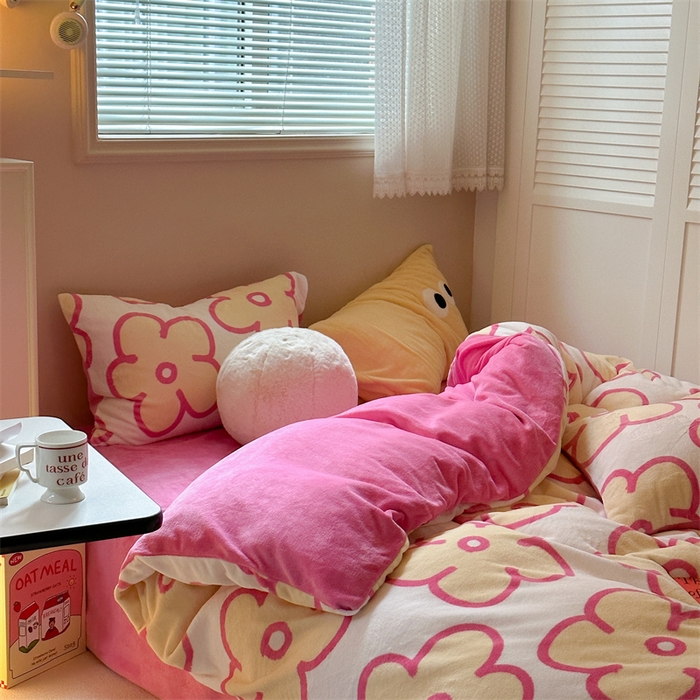 91家纺网 家纺一手货源 找家纺 时年家纺 2023新款牛奶绒印花系列套件 简约风格 露娜-粉