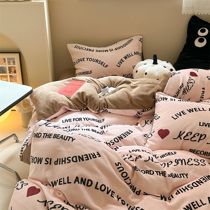 91家纺网 家纺一手货源 找家纺 时年家纺 2023新款牛奶绒印花系列套件 简约风格 快乐字母-粉