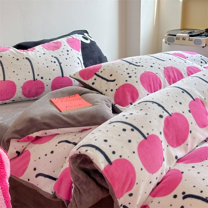 91家纺网 家纺一手货源 找家纺 时年家纺 2023新款牛奶绒印花系列套件 小可爱风格 樱桃果