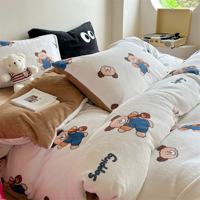 91家纺网 家纺一手货源 找家纺 时年家纺 2023新款牛奶绒印花系列套件 小可爱风格 背包小熊