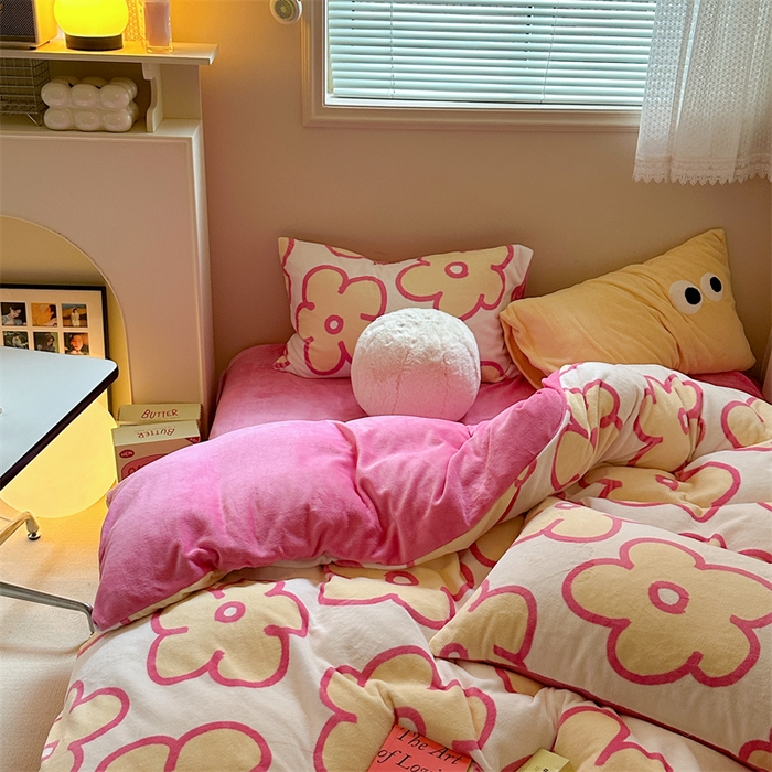 91家纺网 家纺一手货源 找家纺 时年家纺 2023新款牛奶绒印花系列套件 简约风格 露娜-粉