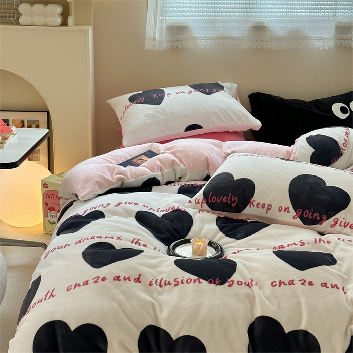 91家纺网 家纺一手货源 找家纺 时年家纺 2023新款牛奶绒印花系列套件 简约风格 桃心