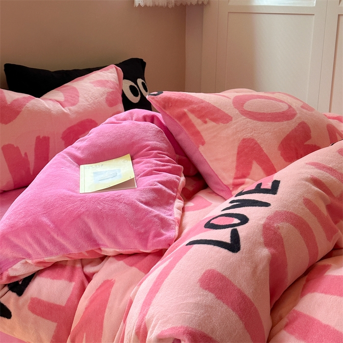 91家纺网 家纺一手货源 找家纺 时年家纺 2023新款牛奶绒印花系列套件 简约风格 爱恋-粉