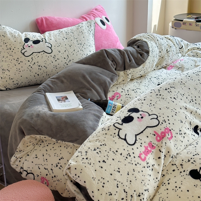 91家纺网 家纺一手货源 找家纺 时年家纺 2023新款牛奶绒印花系列套件 小可爱风格 可爱狗