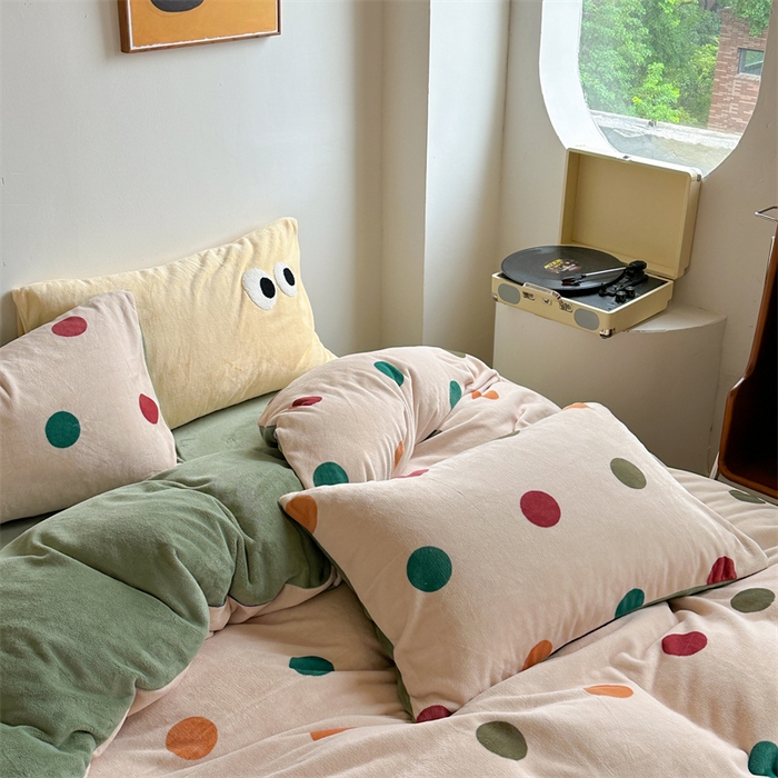 91家纺网 家纺一手货源 找家纺 时年家纺 2023新款牛奶绒印花系列套件 小可爱风格 复古点点