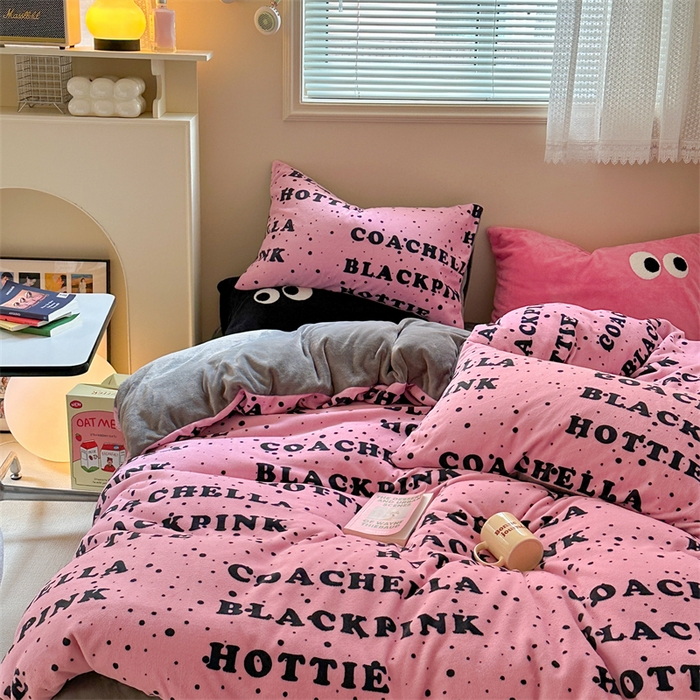 91家纺网 家纺一手货源 找家纺 时年家纺 2023新款牛奶绒印花系列套件 简约风格 甜酷-粉