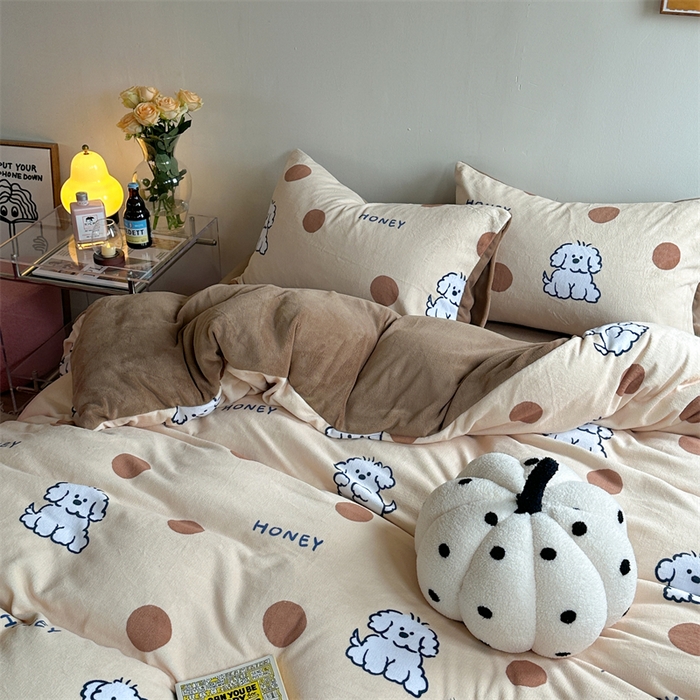 91家纺网 家纺一手货源 找家纺 时年家纺 2023新款牛奶绒印花系列套件 小可爱风格 马尔济斯-咖