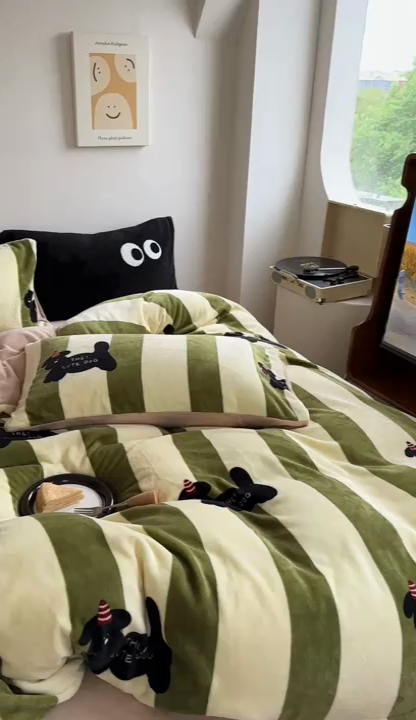 91家纺网 家纺一手货源 找家纺 时年家纺 2023新款牛奶绒印花系列套件 小可爱风格 礼物狗-绿