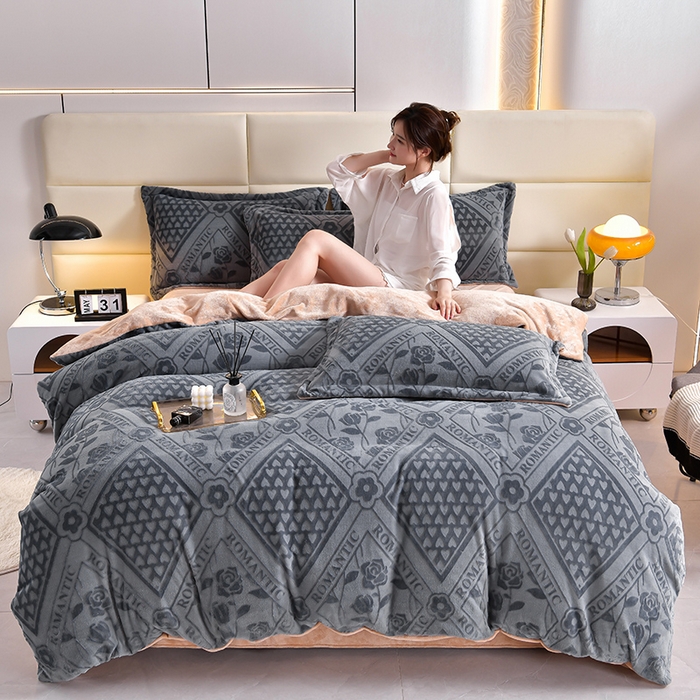 91家纺网 家纺一手货源 找家纺 畅畅家纺 2024新款高克重8斤加厚牛奶绒6D雕花绒印花水晶绒金貂绒法莱绒四件套 欧式风情-灰