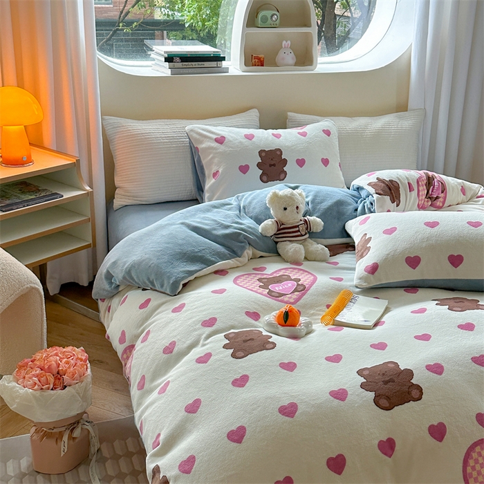 91家纺网 家纺一手货源 找家纺 2023新款牛奶绒印花系列套件 花卉风格 奶思小熊