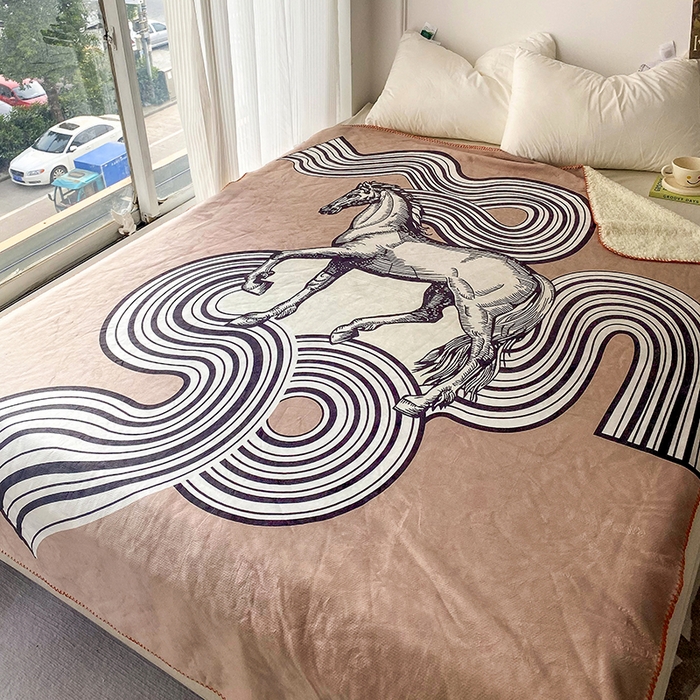 91家纺网 家纺一手货源 找家纺 爵仕家纺 2023新款羊羔绒毯宫廷风骏马系列 咖马