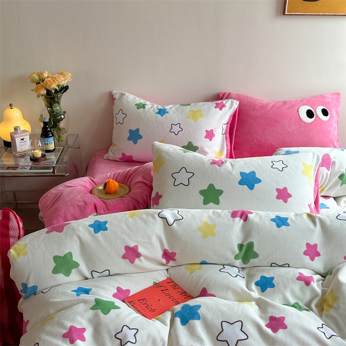 91家纺网 家纺一手货源 找家纺 时年家纺 2023新款牛奶绒印花系列套件 小可爱风格 多彩星星