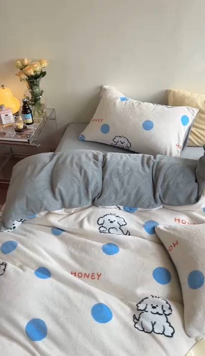 91家纺网 家纺一手货源 找家纺 时年家纺 2023新款牛奶绒印花系列套件 小可爱风格 马尔济斯-蓝