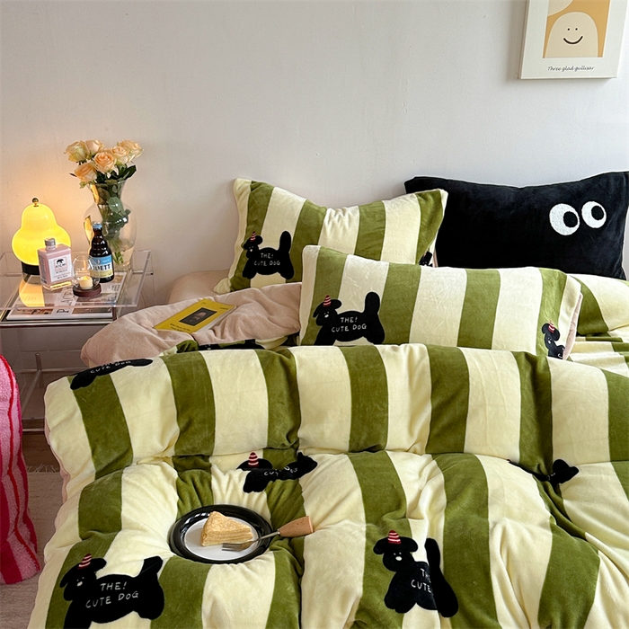 91家纺网 家纺一手货源 找家纺 时年家纺 2023新款牛奶绒印花系列套件 小可爱风格 礼物狗-绿