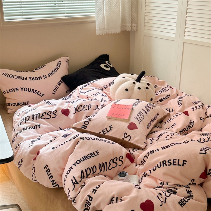 91家纺网 家纺一手货源 找家纺 时年家纺 2023新款牛奶绒印花系列套件 简约风格 快乐字母-粉