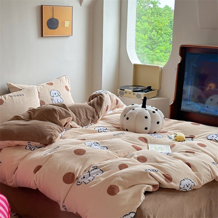 91家纺网 家纺一手货源 找家纺 时年家纺 2023新款牛奶绒印花系列套件 小可爱风格 马尔济斯-咖