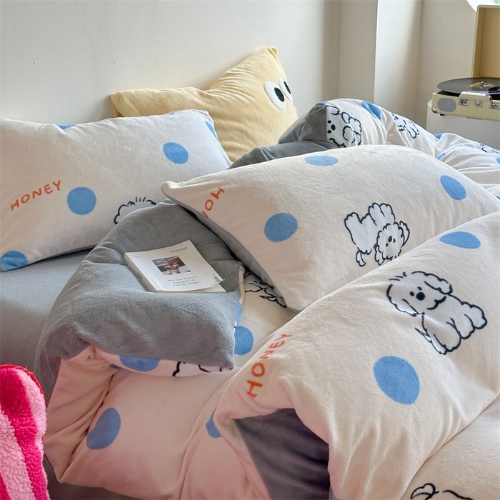 91家纺网 家纺一手货源 找家纺 时年家纺 2023新款牛奶绒印花系列套件 小可爱风格 马尔济斯-蓝