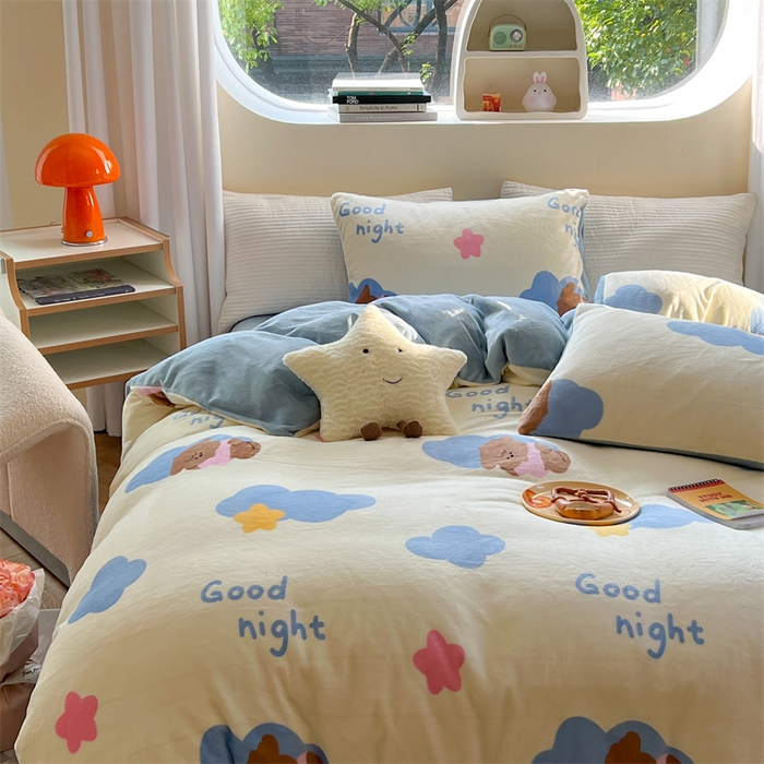 91家纺网 家纺一手货源 找家纺 2023新款牛奶绒印花系列套件 花卉风格 云朵小熊