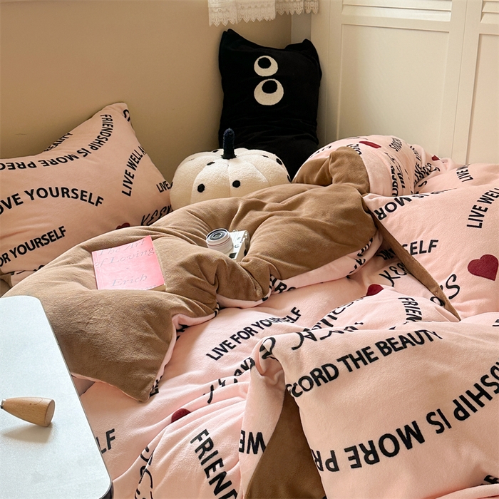 91家纺网 家纺一手货源 找家纺 时年家纺 2023新款牛奶绒印花系列套件 简约风格 快乐字母-粉