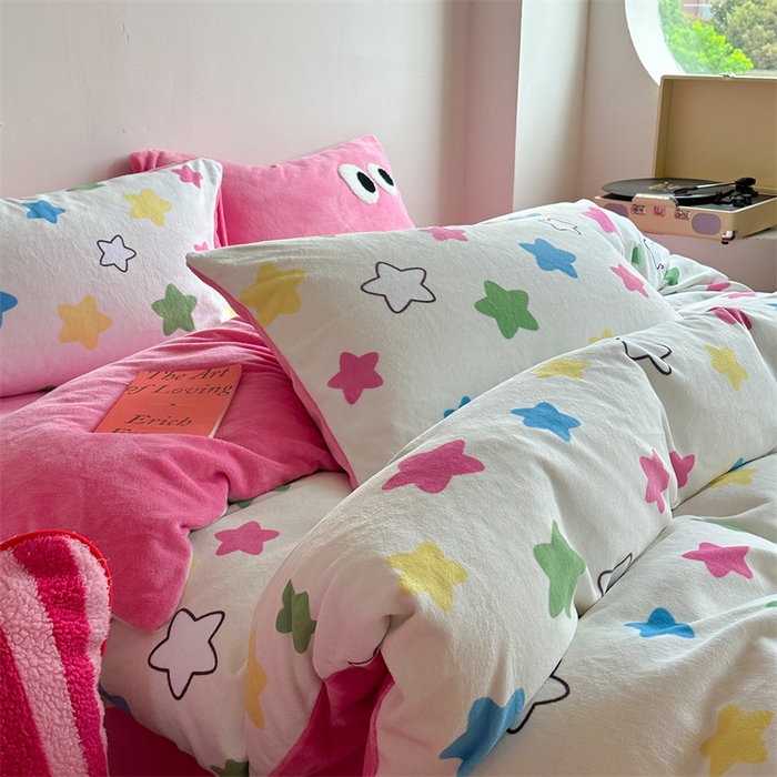 91家纺网 家纺一手货源 找家纺 时年家纺 2023新款牛奶绒印花系列套件 小可爱风格 多彩星星